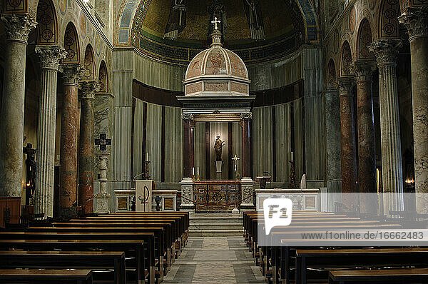 Italien. Rom. Kirche der Heiligen Agnes außerhalb der Stadtmauern. Das heutige Gebäude wurde von Papst Honorius I. im 7. Jahrhundert wieder aufgebaut. Innen. Altar und Apsis.