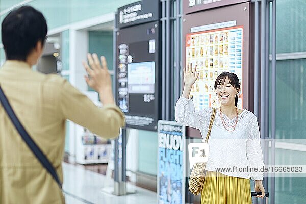 Japanisches Paar auf dem Flughafen