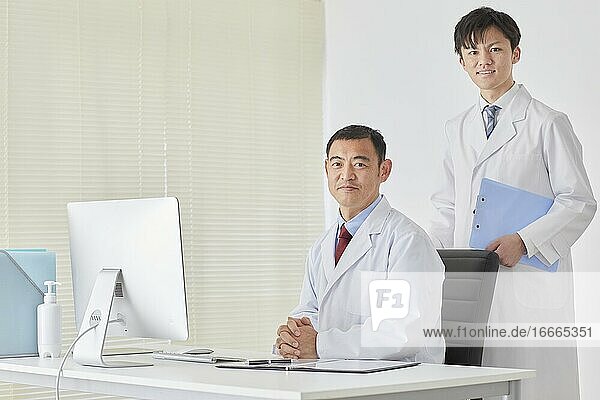 Japanische Ärzte im Studio