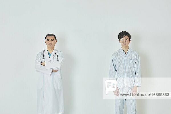 Japanischer Arzt und Patient
