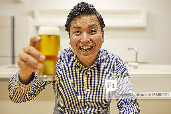 Japaner,  der zu Hause trinkt,  trinkt aus der Ferne