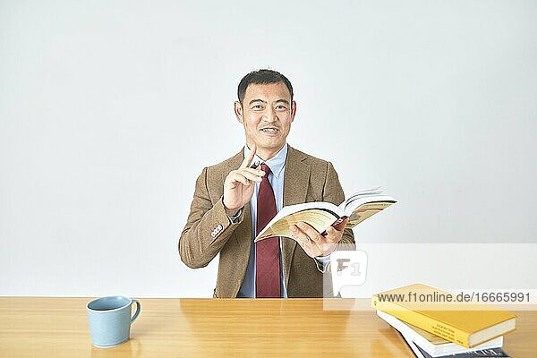 Älterer japanischer Geschäftsmann