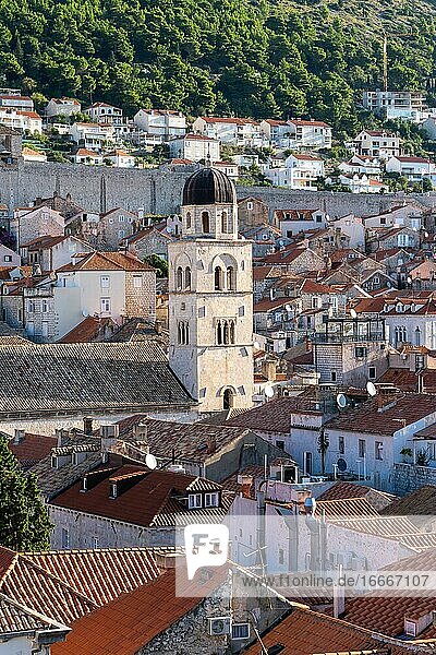 Kirchturm in der Altstadt von Dubrovnik  Kroatien  Europa
