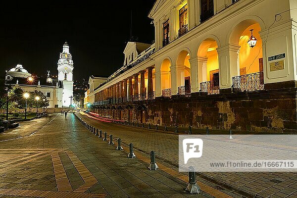 Plaza Grande mit Regierungssitz Palacio de Carondelet und Kathedrale  Catedral Metropolitana bei Nacht  Quito  Provinz Pichincha  Ecuador  Südamerika