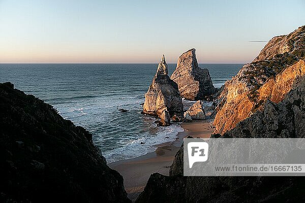 Markige Felsen beim Praia da Ursa Strand  Ulgueira  Portugal  Europa