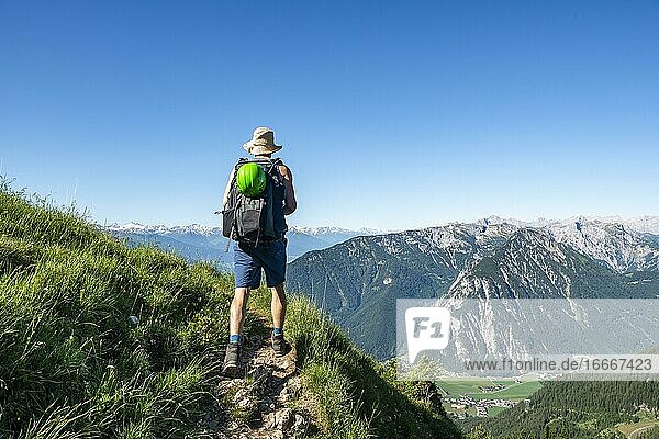 Wanderer auf einem Wanderweg  Haidachstellwand  5-Gipfel-Klettersteig  Wanderung am Rofangebirge  Tirol  Österreich  Europa