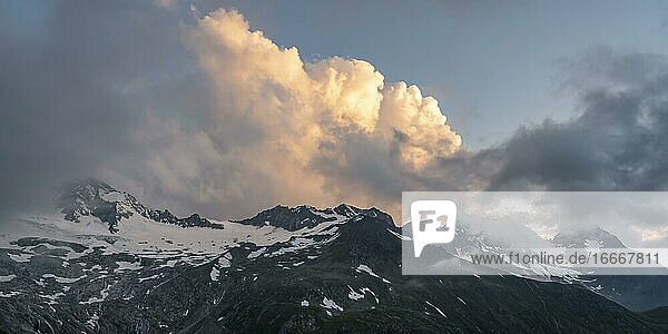 Abendstimmung  Berge am Berliner Höhenweg  links Großer Möseler  Gletscher Waxeggkees  Zillertaler Alpen  Zillertal  Tirol  Österreich  Europa