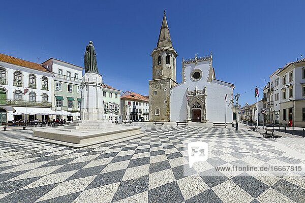 Saint John the Baptist Church  Gualdim Pais statue on Republic square  Tomar  Santarem district  Portugal  Europe