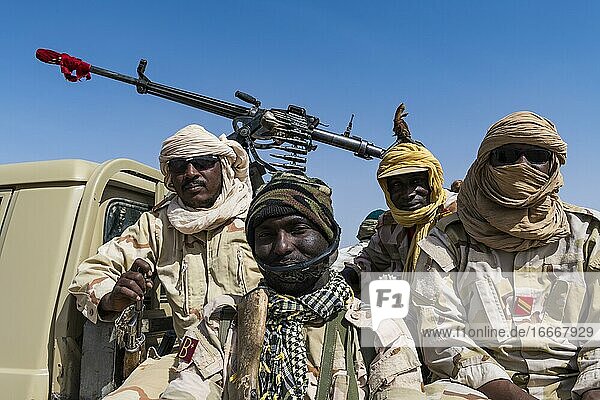 Soldaten  Militärische Eskorte in der Sahelzone bei Agadez  Niger  Afrika