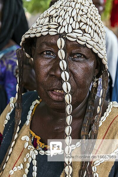 Frau mit Kaurimuschlen  Portrait  bei einer Voodoo-Zeremonie in Dogondoutchi  Niger  Afrika
