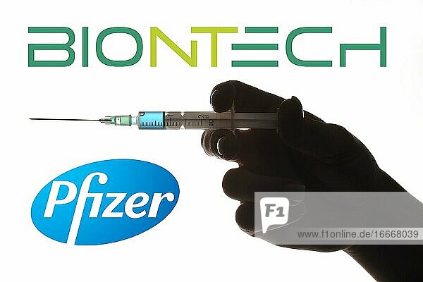 Symbol image Corona vaccine from BIONTECH PFIZER hand with syringe corona crisis Baden-Württemberg Germany Europe