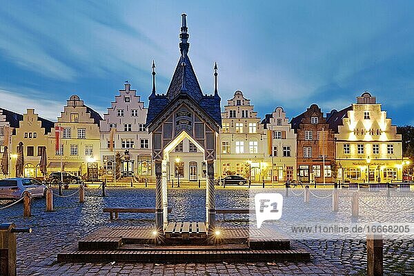 Historisches Brunnenhäuschen auf dem Marktplatz vor Giebelhäusern am Abend  Friedrichstadt  Nordfriesland  Schleswig-Holstein  Deutschland  Europa