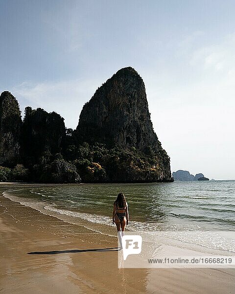 Frau geht am Strand entlang  tropischer Strand  Railay Beach  Krabi Provinz  Thailand  Asien