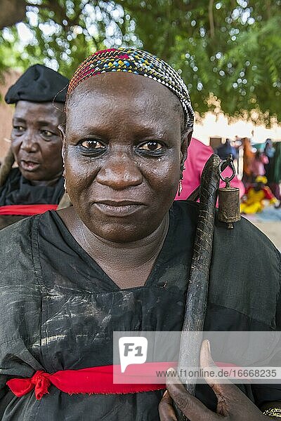 Frau  Portrait bei einer Voodoo-Zeremonie in Dogondoutchi  Niger  Afrika