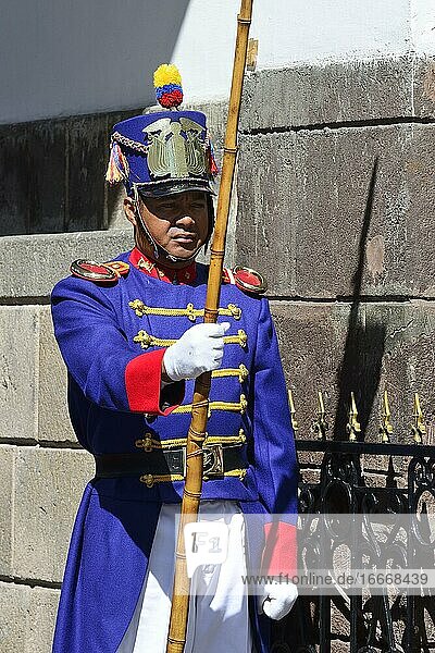 Guard in colourful uniform in front of the seat of government Palacio de Carondelet  Quito  Pichincha Province  Ecuador  South America