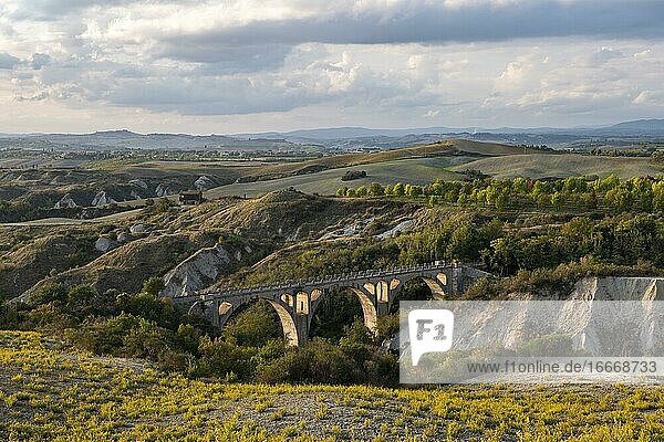 Eisenbahnbrücke in hügeliger Landschaft der Crete Senesi  Asciano  Siena  Toskana  Italien  Europa