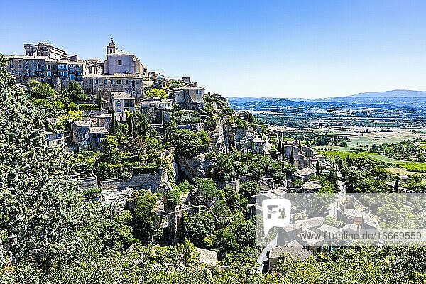 Geschachtelte Häuser des Bergdorfs Cordes mit Schloss und Kirche auf der Spitze  Panoramablick  Luberon  Provence  Frankreich  Europa