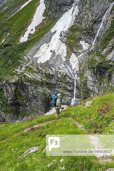 Wanderin auf dem Abstieg von der Mörchnerscharte zur Greizer Hütte  Berliner Höhenweg  Zillertaler Alpen  Zillertal  Tirol  Österreich  Europa