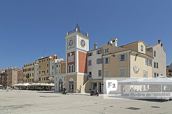 Altstadt mit venezianischem Uhrturm und Brunnen  Marsala-Tita-Platz  Rovinj  Istrien  Kroatien  Europa