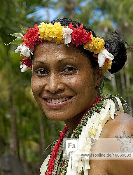 Junge lächelnde einheimische Frau mit traditionellem Blumenschmuck  Kopfschmuck  Portrait  Karolineninseln  Südsee  Pazifik  Insel Yap  Mikronesien  Ozeanien