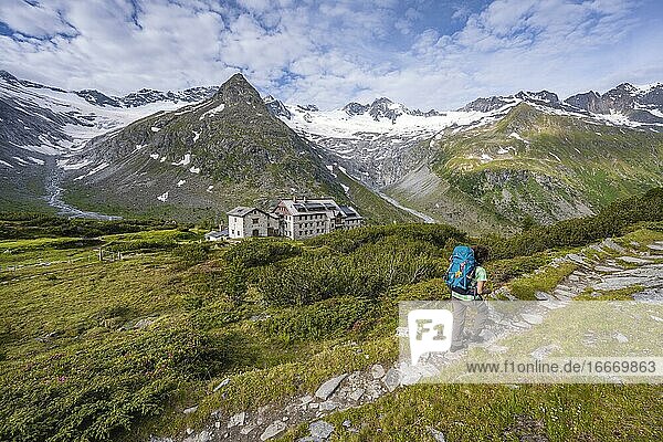 Wanderin vor der Berliner Hütte  Hinten Gletscher Waxeggkees  Berliner Höhenweg  Zillertaler Alpen  Zillertal  Tirol  Österreich  Europa