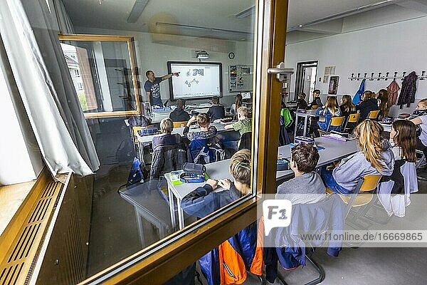 Teaching physics with open windows in an 8th grade class at the Robert-Havemann-Gymnasium in Karow Berlin Germany Europe