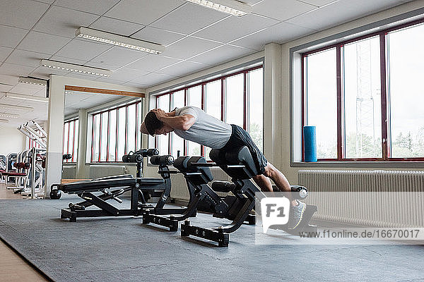 Mann trainiert seine Bauchmuskeln im Fitnessstudio