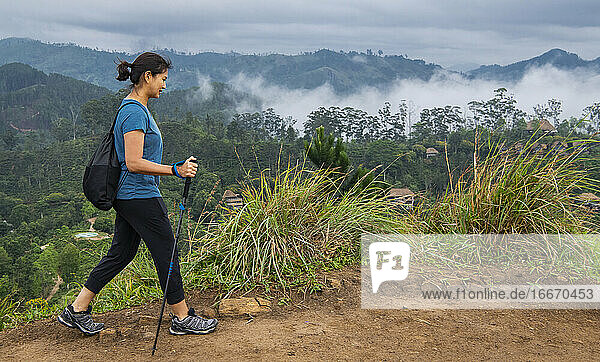Frau beim Aufstieg zum Gipfel des Adma in der Nähe von Ella in Sri Lanka