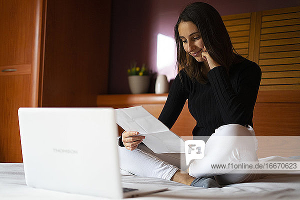 Eine Frau schreibt ihren Lebenslauf am Computer.