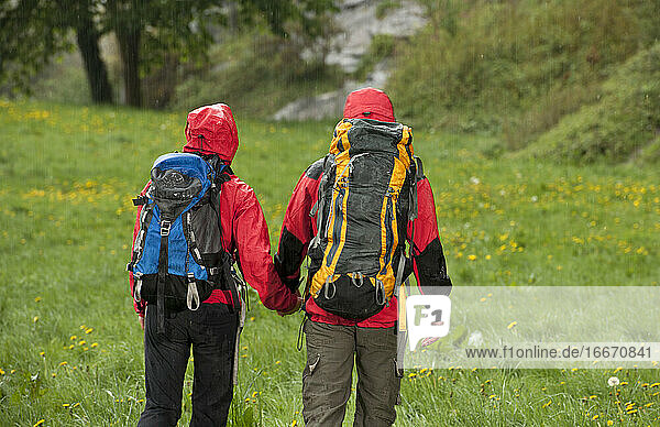 Paar beim Wandern im Regen in England