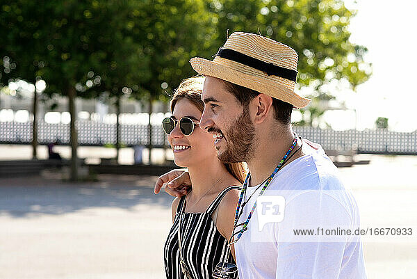 Glückliches Touristenpaar auf einer Straße in der Stadt