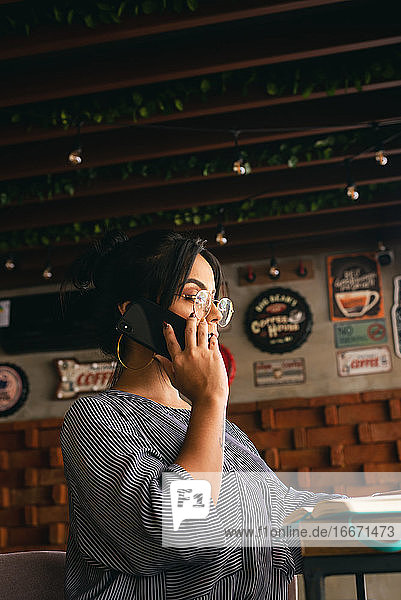 Nahaufnahme einer Geschäftsfrau beim Telefonieren in einem Café