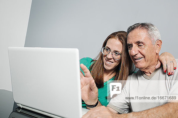 Fröhliches Paar führt Videogespräch über Laptop