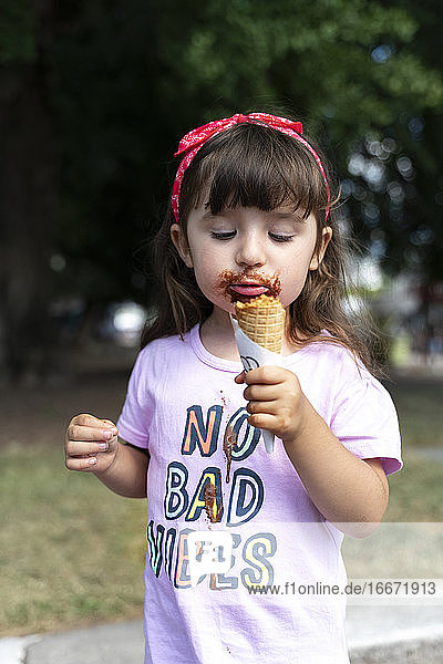 Kleines Mädchen isst Schokoladeneis ohne schlechte Laune T-Shirt