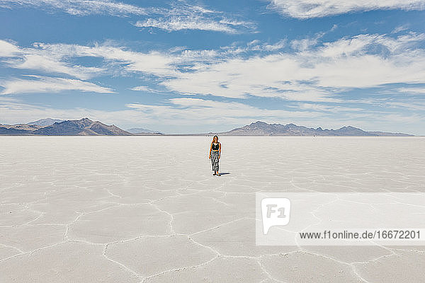 Junge Frau erkundet die Bonneville Salt Flats während eines Sommerausflugs.