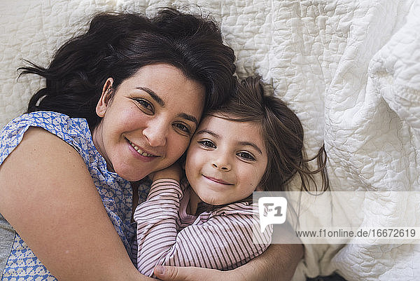 Kuschelzeit für glückliche Mutter (Mitte 30) und ihre 6 Jahre alte Tochter