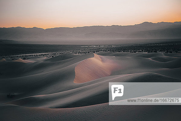 Landschaftsaufnahme einer Sanddüne im Death Valley während der blauen Stunde