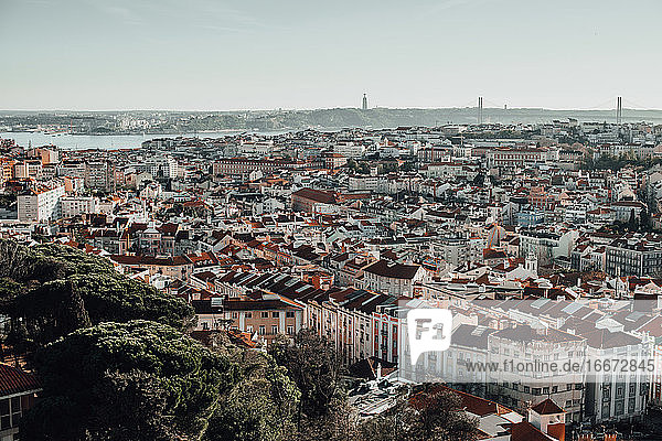 Panorama-Weitwinkelansicht von Lissabon aus der Luft: Ziegeldächer  Fluss