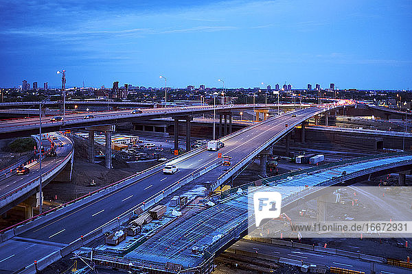 Autobahnkreuz bei Nacht mit Baustellen in allen Richtungen