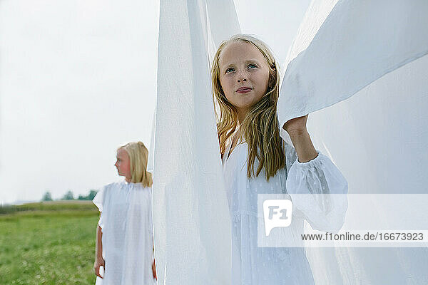Die Kinder im Dorf spielen Verstecken zwischen den gewaschenen weißen Linien