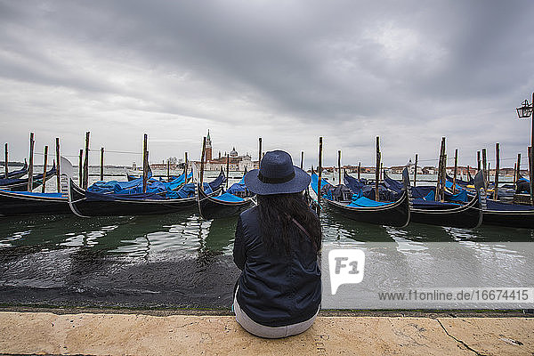 Frau schaut auf Gondeln in der Lagune von Venedig  Venedig  Italien