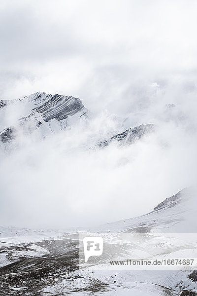 Schneebedeckte Berggipfel in den Anden mit Nebel bedeckt  Rainbow Mountain Trail  Pitumarca  Peru