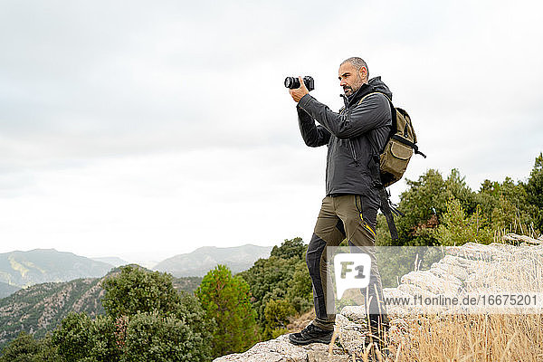 kaukasischer Mann Reisender mit Fotokamera und Rucksack