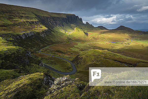 Dramatische Landschaft und Felsnadeln  Quiraing  Isle of Skye  Schottland