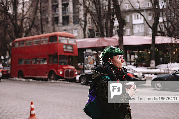 Porträt eines nicht-binären weiblichen Hipsters auf der Straße in der Stadt