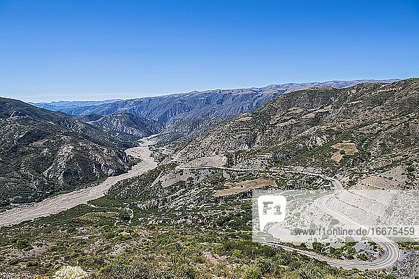 Erhöhte Landschaftsansicht der kurvenreichen Straße zwischen Potosi und Sucre