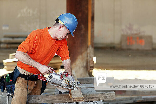 Männlicher Bauarbeiter macht Holzschnitt