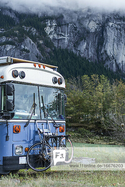 Umfunktionierter Schulbus vor dem Squamish Chief Mountain Granit geparkt