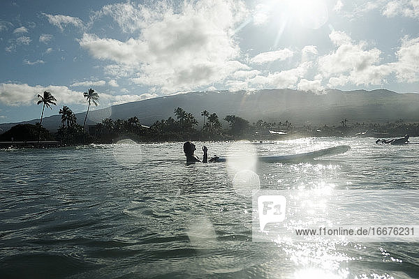 Mädchen im Wasser mit Surfbrett