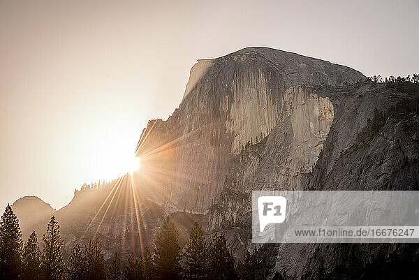 Sonnenaufgang über dem Half Dome im Yosemite